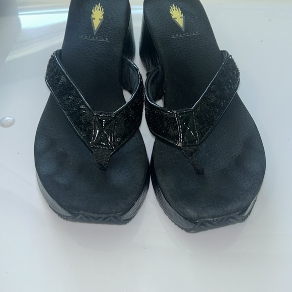 Volatile wedge flip flops in a size 9 black. - Picture 3 of 5